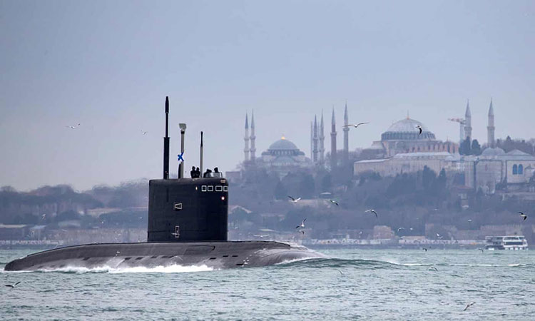 مانور زیردریایی روسیه به نام Rostov در بخش شهری استانبول و در پس زمینه مسجد آبی و مسجد ایا سوفیه <br />استانبول، ترکیه