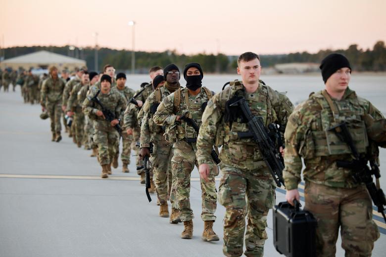 سربازان ارتش ایالات متحده به سمت هواپیمای ترابری به مقصد اروپا حرکت می کنند