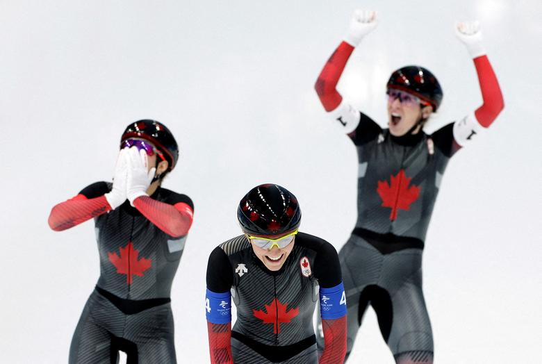 والری مالتایس، ایزابل وایدمن و ایوانی بلوندین از کانادا پس از کسب طلا و ثبت رکورد المپیک در تیم اسکیت سرعت زنان