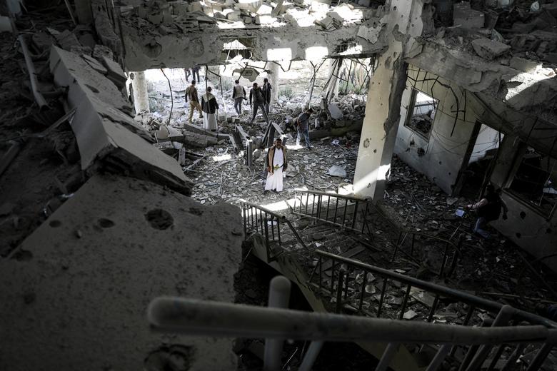 گاردهای امنیتی و خبرنگاران در محل حمله هوایی عربستان سعودی به ایستگاه مخابراتی صنعا در یمن