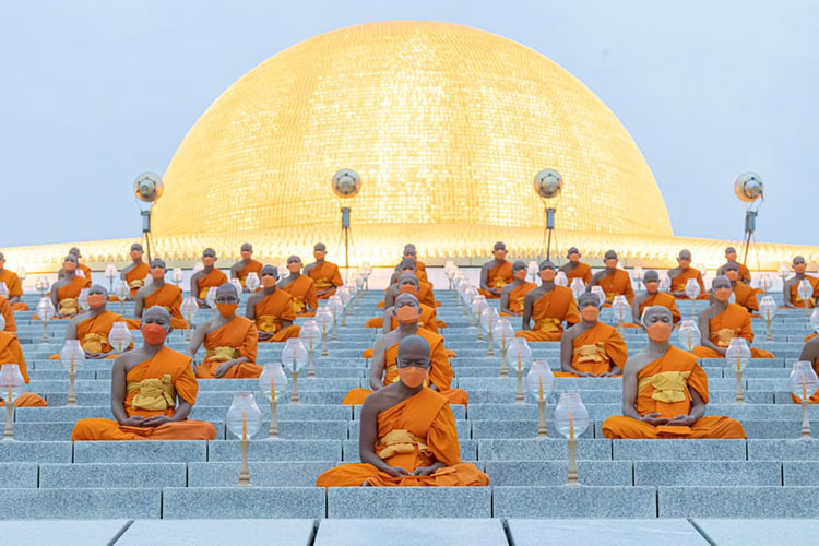 یک میلیون فانوس در اطراف dhammakaya cetiya و در کنار راهبان نشسته قرار گرفته است. <br />Pathum Thani، تایلند یک میلیون فانوس در اطراف dhammakaya cetiya و در کنار راهبان نشسته قرار گرفته است. <br />Pathum Thani، تایلند