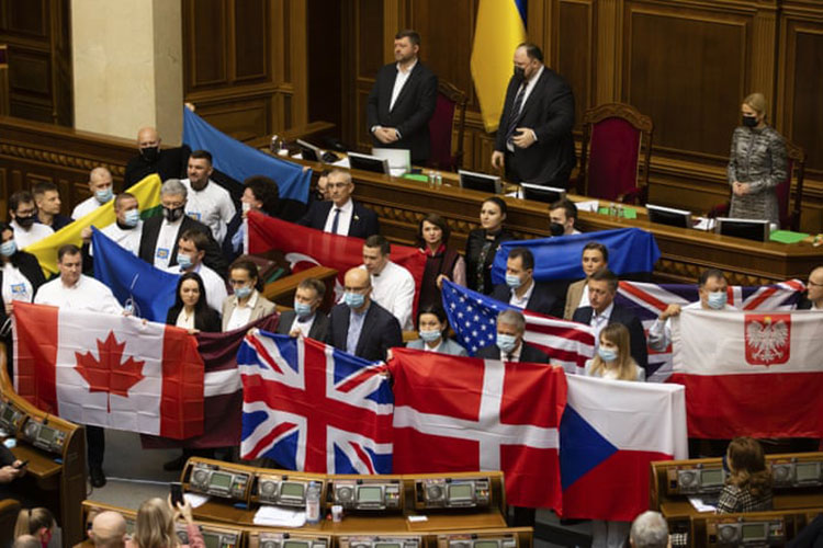 نمایندگان مجلس ملی اوکراین پرچم های دولتی شرکای کشورشان را برای نشان دادن قدردانی خود از حمایت سیاسی و کمک نظامی، در طی یک جلسه پارلمان ملی نگه داشته اند.<br />کیف، اوکراین
