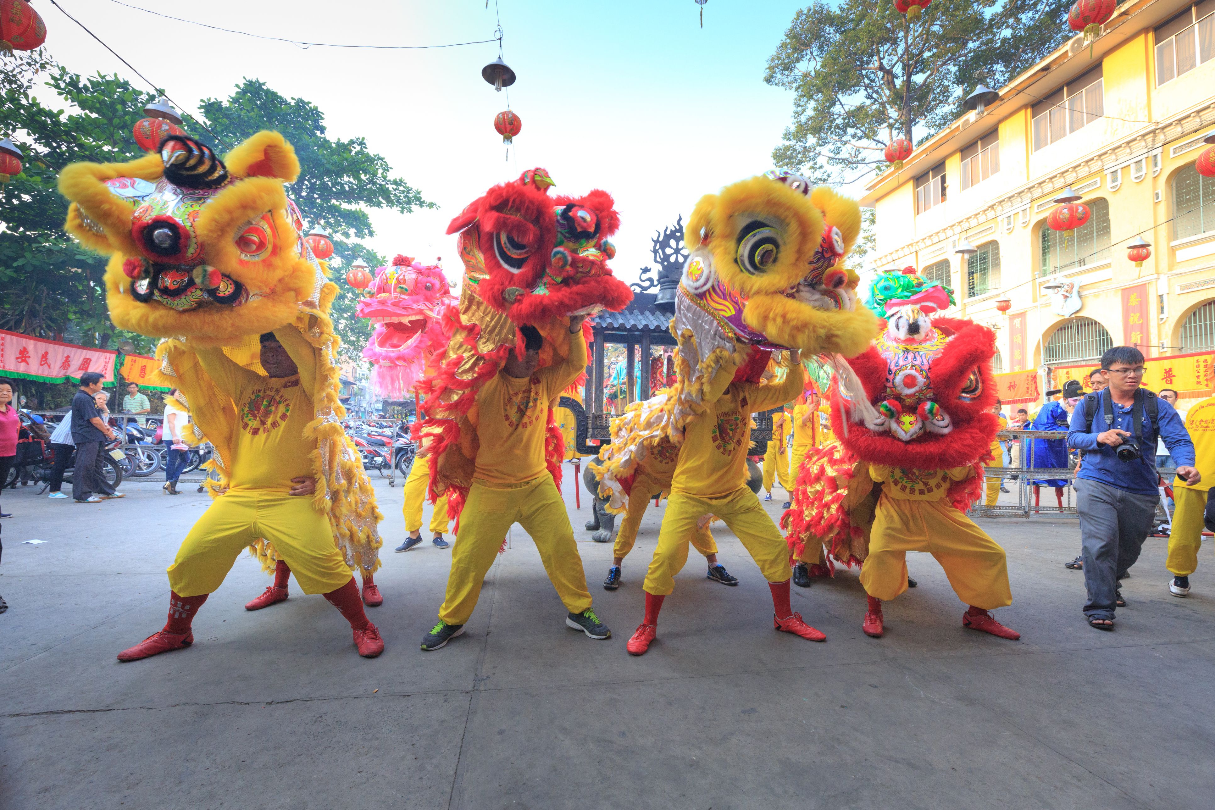 رقصندگان شیر در رژه سال نو قمری در ویتنام