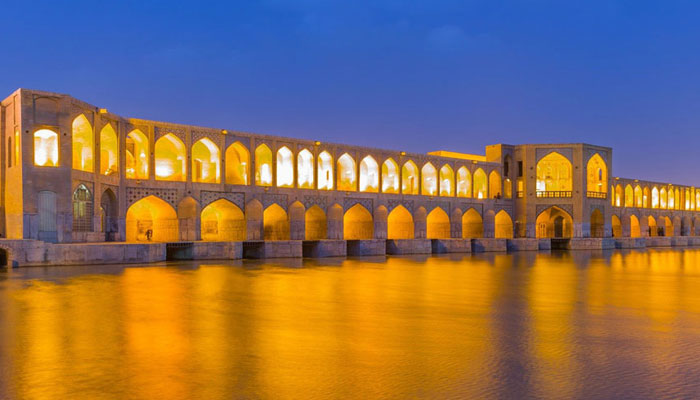 سی و سه پل اصفهان، در زمانی که آب در آن جاری بود