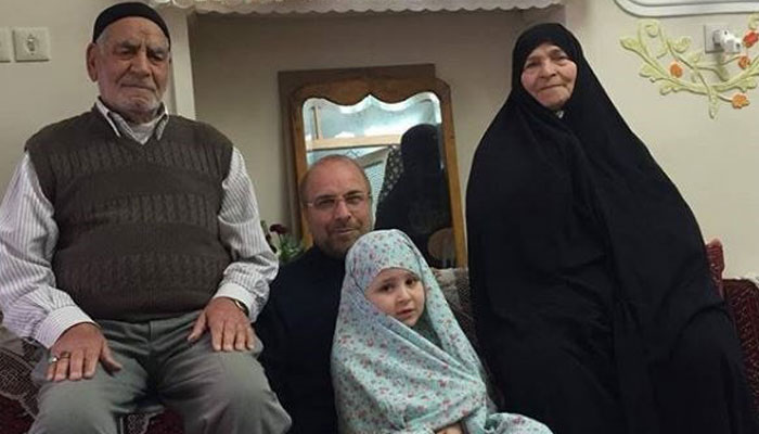 محمدباقر قالیباف در کنار پدر و مادر و نوه