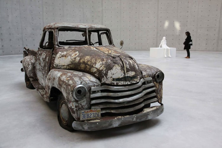 کامیون اسقاطی توسط هنرمند آمریکایی Charles Ray در مرکز Pompidou نمایش داده می شود. <br />پاریس، فرانسه