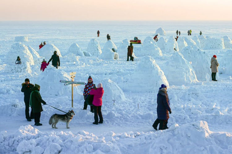 مردم در جشنواره Igloo 'شهر اسکیمو ها' بر روی یخ مخزن Novosibirsk.<br />Novosibirsk، روسیه