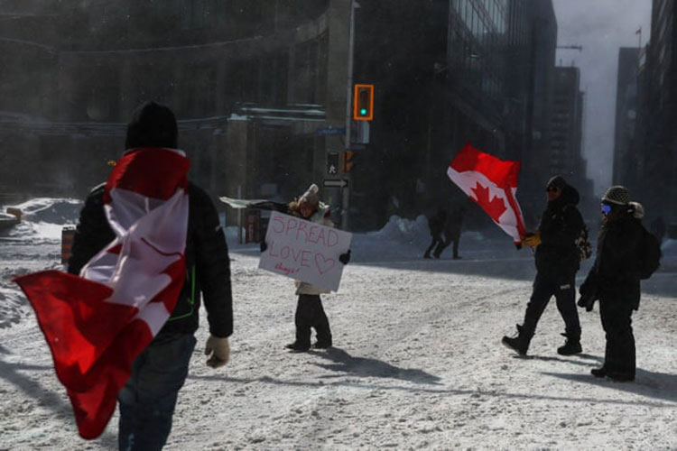 اتاوا، کانادا<br />مردم خیابان های پوشیده از برف را پس از پلیس راهپیمایی کردند.