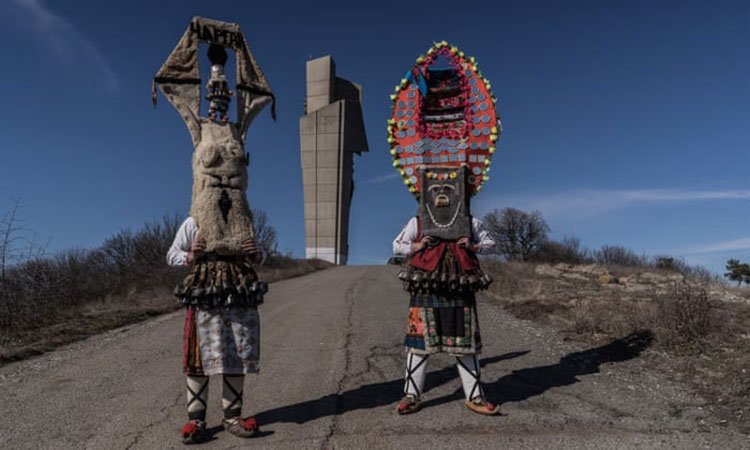 اجرای رسم 'مونیک' در جلوی بنای یادبود دوستی اتحاد جماهیر شوروی بلغارستان قبل از بازی های سالانه Masquerade Kukeri. <br />اعتقاد بر این است که رقصنده های سنتی ماسک تحت عنوان 'Kukeri'  ارواح شیطانی را از بین می برند.<br />Chargan، بلغارستان