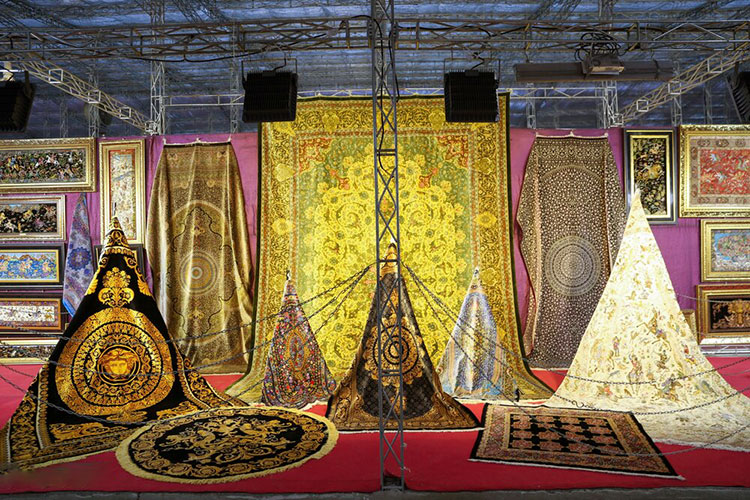 غرفه فرش و تابلو فرش در نمایشگاه دائمی عفاف و حجاب، پوشاک و لوازم خانگی ایرانی