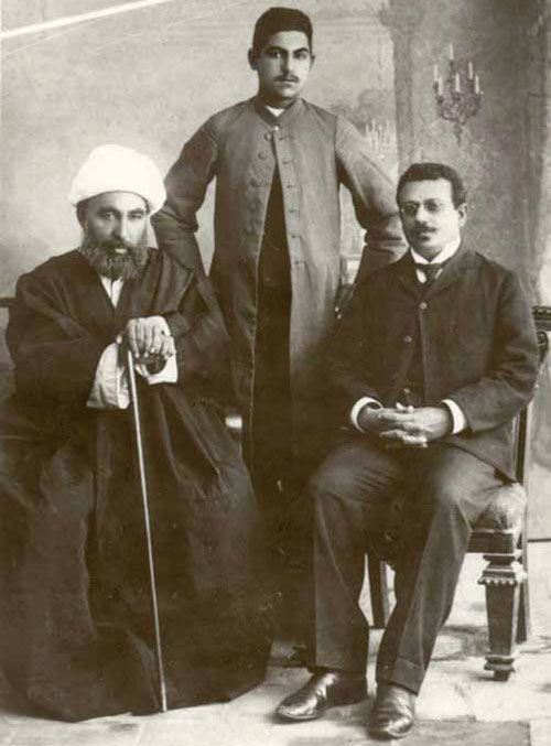 اردشیر ریپورتر(راست) و میرزا نصر الله بهشتی(ملک المتکلمین) (سمت چپ)
