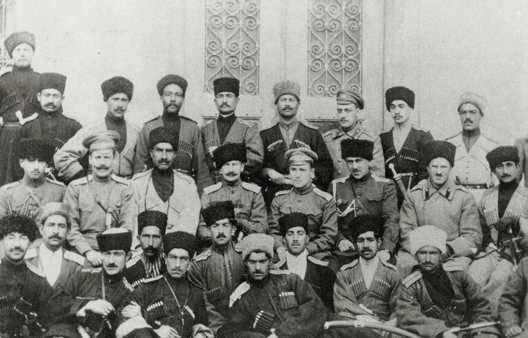رضاخان قزاق  فرمانده  تیپ  مختلط همدان  در میان  جمعی  از افسران  ایرانی  و روسی  تحت  فرمان  خود ، روز قبل  از کودتای 1299