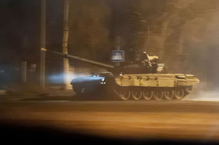 یک تانک در حال عبور از طریق خیابان های محاصره شده شهر دونتسک  <br />دونتسک، اوکراین