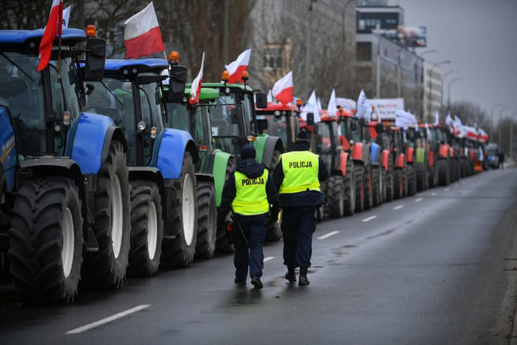 کشاورزان و اعضای جنبش محافظه کارانه لهستان با شرکت در جنبش سیاسی Agrounia، یک خیابان را در اعتراض به افزایش قیمت ها در صنعت کشاورزی تسخیر کرده اند.<br />ورشو، لهستان
