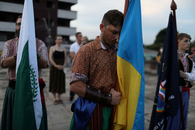 فرزندان مهاجران اوکراینی، که بخشی از بزرگترین جامعه اوکراین در آمریکای لاتین هستند، در تظاهرات در حمایت از اوکراین شرکت می کنند. <br />Prudentopolis، برزیل
