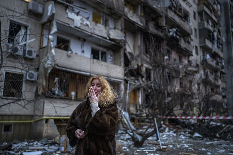 ناتالی Sevriukova نزدیک خانه خود پس از حمله موشک در شهر کی یف <br />کی یف، اوکراین