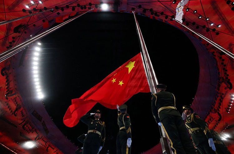 پرچم ملی چین در مراسم افتتاحیه بازی های المپیک زمستانی 2022 در ورزشگاه ملی پکن <br />پکن، چین
