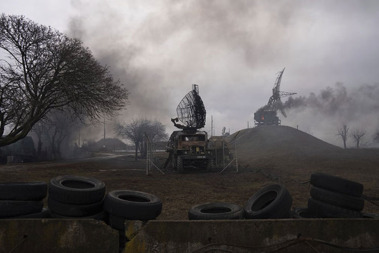 باند شدن دود سیاه  از یک پایگاه دفاع هوایی پس از حمله روسیه <br />ماریپول، اوکراین