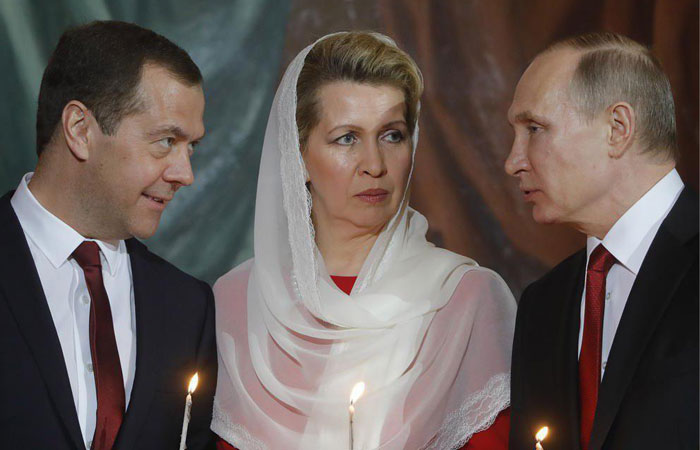 پوتین، همسر مدودف و دیمیتری مدودف در مراسم عید پاک در کلیسای جامع مسکو