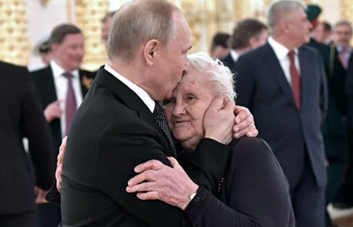رئیس جمهور روسیه و ویرا گوریویچ، معلم دوران دبستان وی