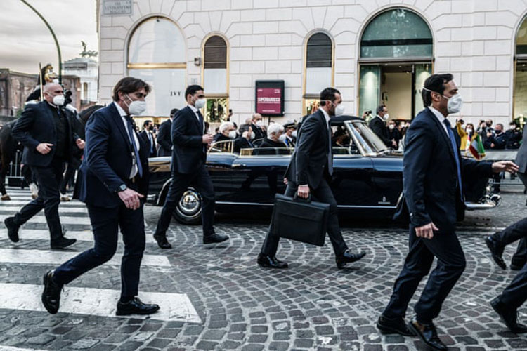 رئیس جمهور جدید ایتالیا، سرجیو ماتارلا همراه با نخست وزیر، ماریو دراقی، پس از سوگند در مراسم تحلیفش به پیاده روی می رود.<br />رم، ایتالیا