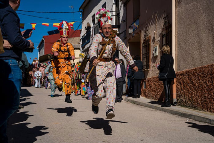 مردم در جشنواره Endiablada (Demonic) در Cuenca شرکت می کنند که طی آن 100 نفر در نقش شیطان  لباس های رنگی می پوشند و در خیابان های شهر، به شادی و رقص و پریدن می پردازند.<br />Almonacid del Marquesado، اسپانیا