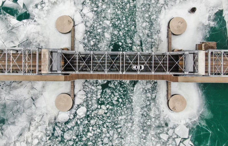 تشکیلات یخی در زیر پل خیابان میشیگان در ویسکانسین. <br />خلیج Sturgeon، ایالات متحده آمریکا