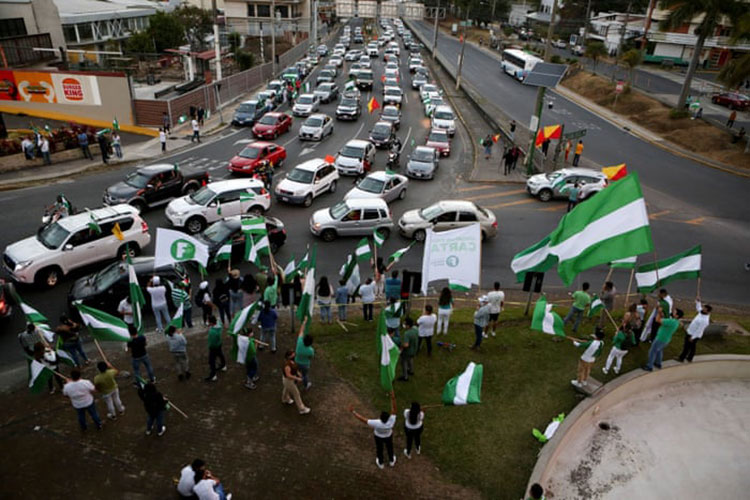 طرفداران خوزه ماریا فیکس، کاندیدای حزب آزادیبخش ملی (PLN)، قبل از دور اول انتخابات ریاست جمهوری جمع می شوند.<br />سان خوزه، کاستاریکا
