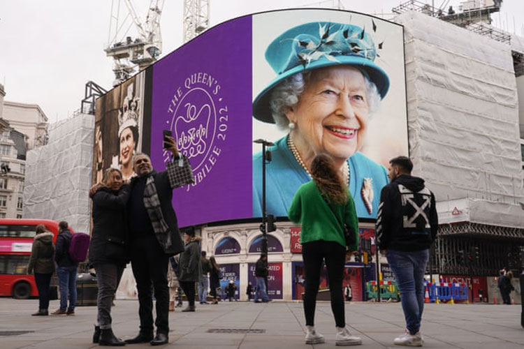 صفحه نمایش بزرگ در Piccadilly Circus 70 سالگرد عضویت ملکه الیزابت را به تاج و تخت نشان می دهد.<br />لندن، انگلستان