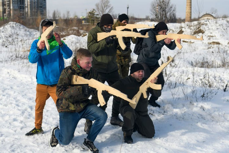 شهروندان کیف در آموزش نظامی برای غیرنظامیان انجام شده توسط بازنشسته های گارد ملی اوکراین شرکت می کنند.<br />کیف، اوکراین
