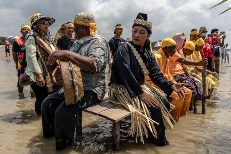اعضای قبیله Mari Meri Ritual  مراسم سنتی Puja Pantai را که یک مراسم شکرگذاری دعا به ارواح دریاها است، انجام می دهند، <br />سلانگور، مالزی
