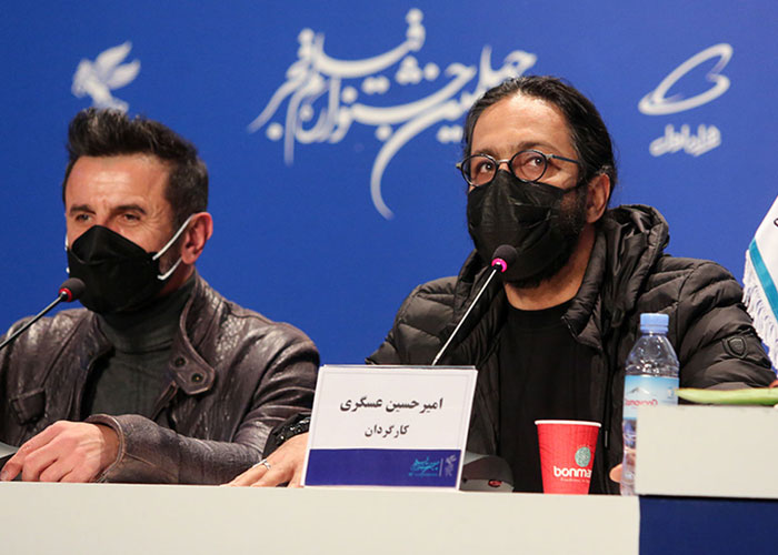امیر حسین عسگری کارگردان و نویسنده فیلم برف آخر در کنار امین حیایی، در نشست خبری جشنواره فیلم فجر
