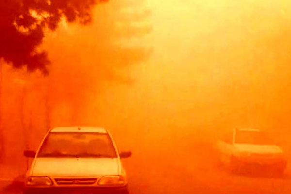 طوفان قرمز در اصفهان و یزد در اسفند 1400
