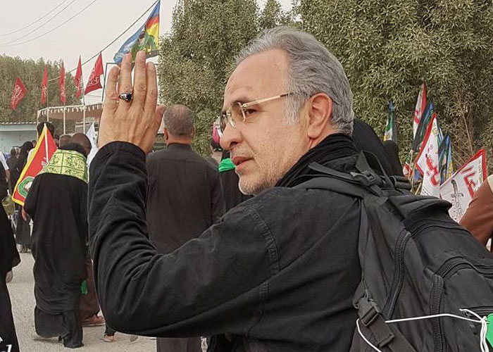 سید کاظم احمدزاده، مجری تلویزیون، در حال راهپیمایی اربعین حسینی