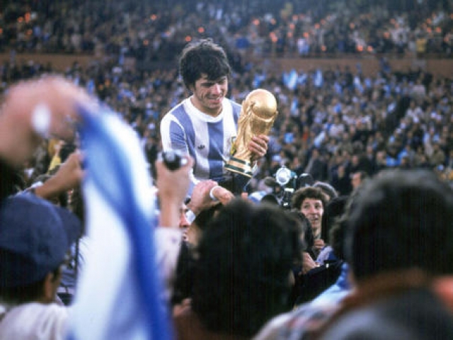 اولین آرژانتینی که جام جهانی را بالای سر برد