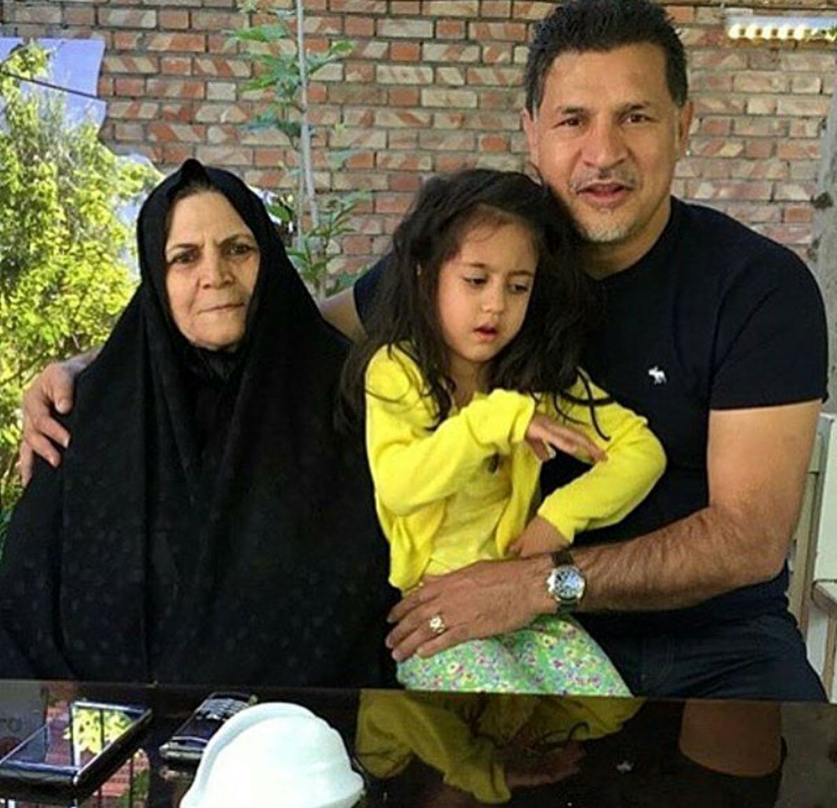 علی دایی به همراه مادر و دخترش نورا