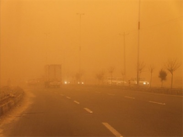باد و گرد و خاک در جاده های 2 استان