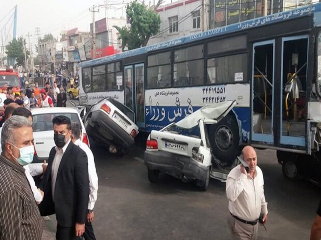 تصادف اتوبوس با چند خودرو در کرج