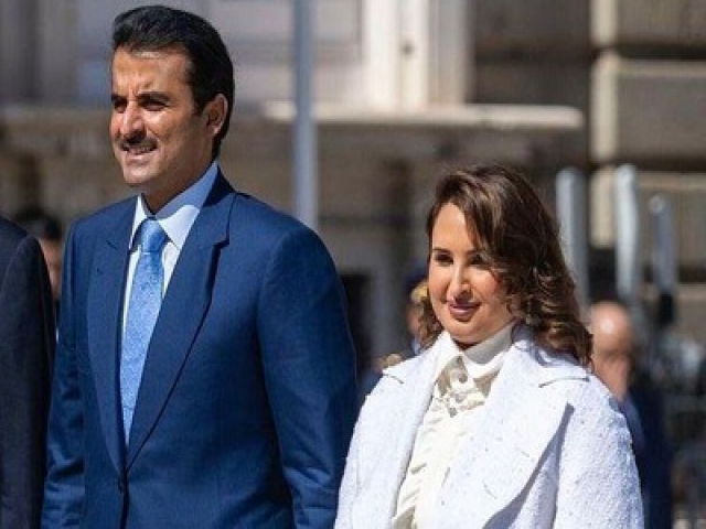 همسر امیر قطر برای اولین بار در انظار عمومی بدون حجاب ظاهر شد