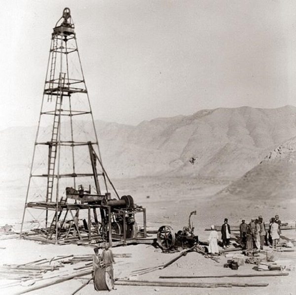 تصویر واقعی از اولین اکتشاف نفت در مسجد سلیمان، ایران