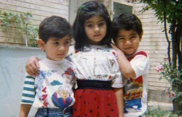 عکس کودکی ساسی مانکن (سمت راست) به همراه خواهرش