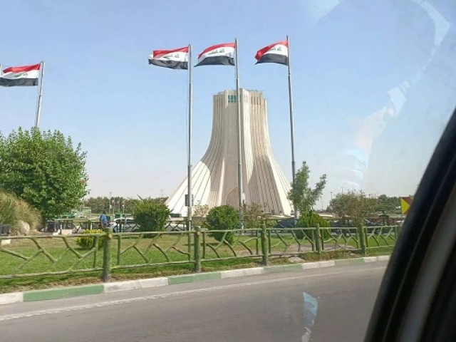 ‏ اهتزاز پرچم عراق در میدان آزادی تهران