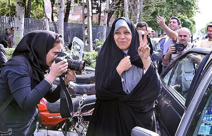 فاطمه هاشمی رفسنجانی در جمعی از خبرنگاران در روز دادگاه