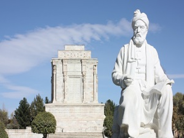 17 خرداد، سالروز پرده برداری از مجسمه فردوسی در تهران (1338 ش)