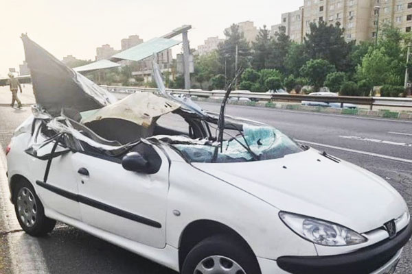 سقوط درخت بر روی ماشین در طوفان تهران