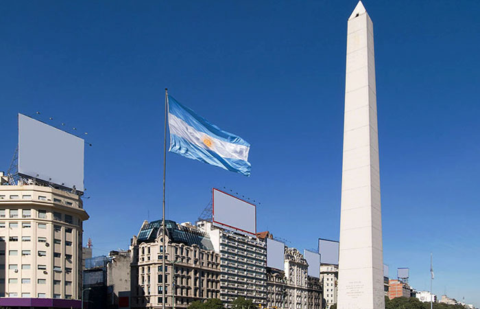 ستون سنگی و هرمی در شهر بوئنوس آیرس آرژانتین