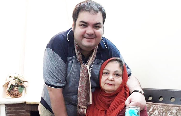 علی برقی در کنار مادرش