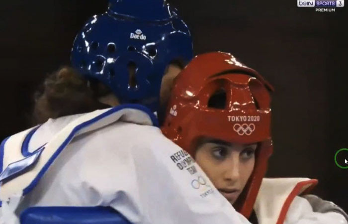 در آغوش گرفتن ناهید کیانی توسط کیمیا علیزاده پس از بردن از او در المپیک توکیو
