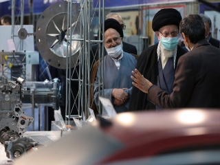 بازدید رهبر از نمایشگاه توانمندی‌های صنعتی