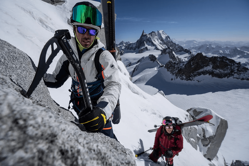  دو کوهنورد در حال صعود از کوه 